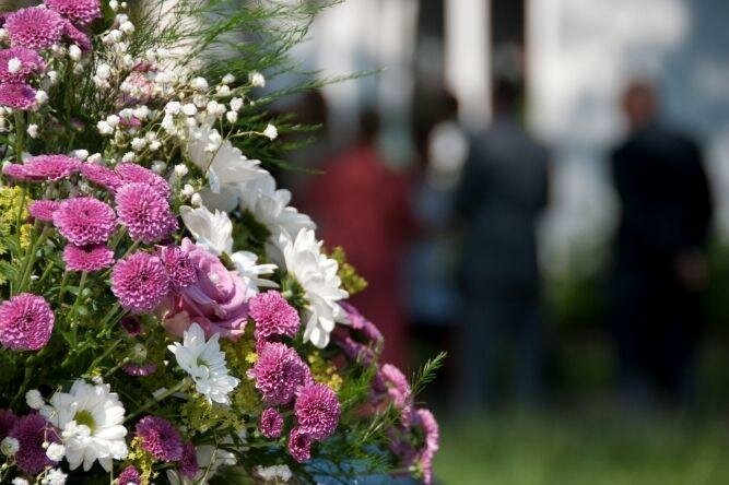 What Is The Difference Between A Death Notice & An Obituary?